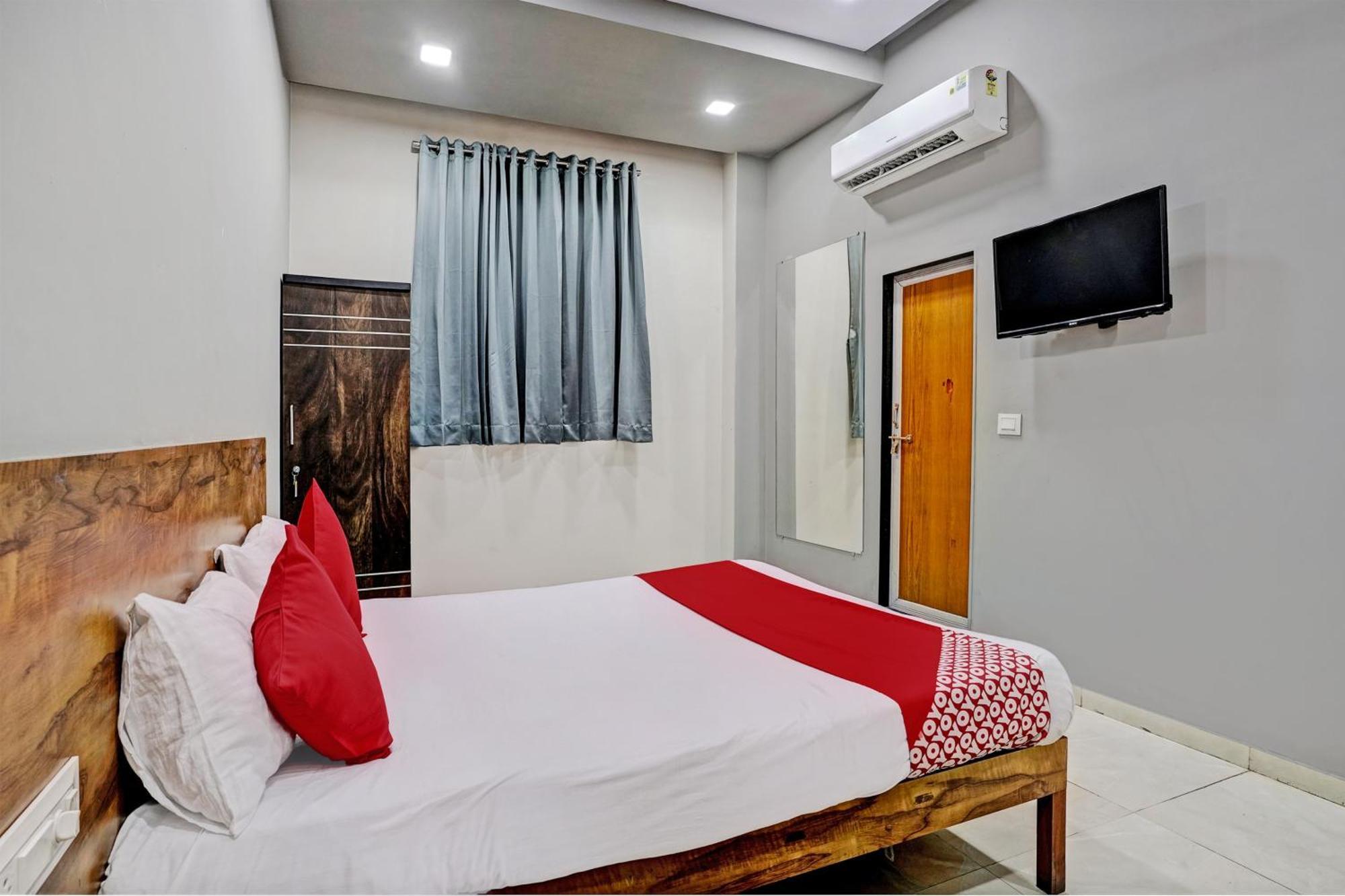 Oyo Flagship Hotel 9 Surat Eksteriør billede